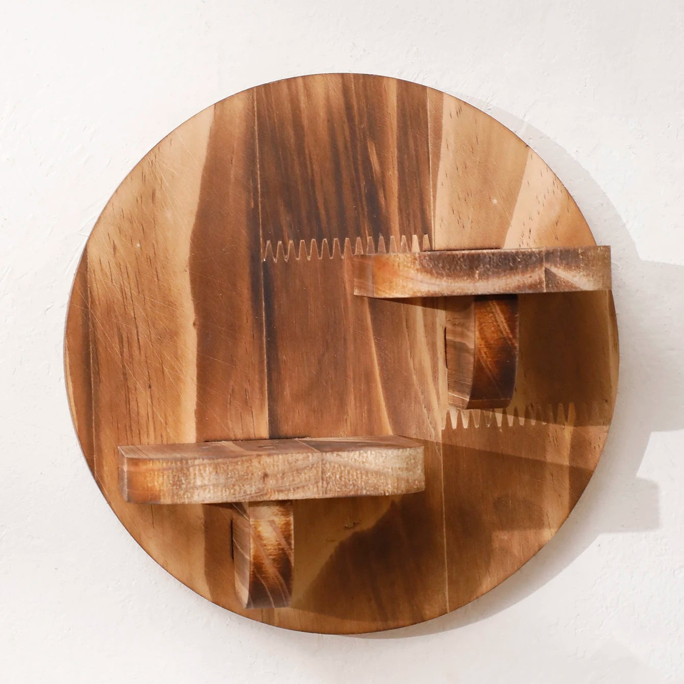 Flytende Hylle i Massivt Tre med Unikt Mønster | Elegant Veggmontert Design for Små Rom